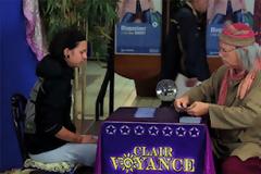 Φάρσα: Η «χαρτορίχτρα» έχει άσχημα μαντάτα [Video]
