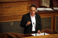 «Η Ελλάδα βρίσκεται δύο βήματα πριν από τον γκρεμό»