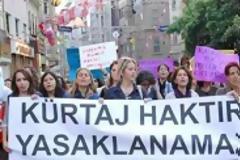 Χιλιάδες γυναίκες κατά Ερντογάν για τις αμβλώσεις