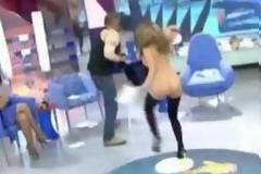 Της τράβηξε το φόρεμα και την άφησε ολόγυμνη την ώρα της εκπομπής