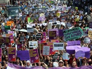 Φωτογραφία για Μαζική διαδήλωση κατά της πλήρους απαγόρευσης των αμβλώσεων στην Τουρκία