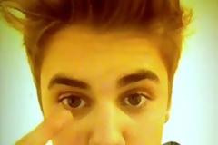 Ο Justin Bieber δεν μπορεί να κουνήσει τα φρύδια του