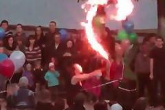 Έκανε επίδειξη με μπάλες φωτιάς..Αλλά έβαλε φωτιά στον ευατό της...[Βίντεο]
