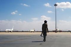 Λιβύη: Ένοπλοι περικύκλωσαν το αεροδρόμιο της Τρίπολης