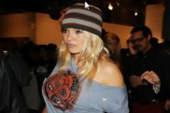 Η Pamela Anderson εμφανίστηκε μόνο με το μπλουζάκι της [φωτο]