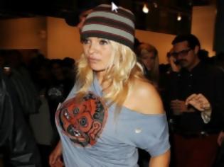 Φωτογραφία για Η Pamela Anderson εμφανίστηκε μόνο με το μπλουζάκι της [φωτο]
