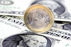 Χάνει το ευρώ