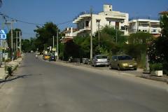 Αναγνώστης ενημερώνει για την κατάληψη πεζοδρομίου από αυτοκίνητα και σκουπίδια στη Δροσιά