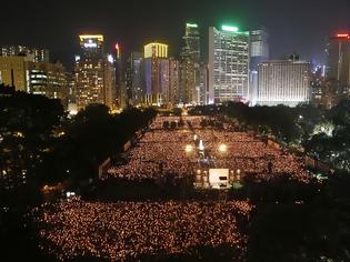 Φωτογραφία για Tens of Thousands Turn up for Tiananmen Vigil in Hong Kong