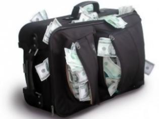 Φωτογραφία για Focus: Οι Ελληνες μεταφέρουν τα χρήματά τους στο εξωτερικό ακόμα και με βαλίτσες