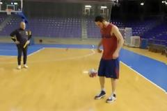 ΕΚΑΝΕ ΤΟΝ...ΠΟΔΟΣΦΑΙΡΙΣΤΗ Ο ΧΟΥΕΡΤΑΣ! *ΒΙΝΤΕΟ*