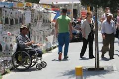 Περισσότεροι οι... ζητιάνοι από τους τουρίστες στο κέντρο του Ηρακλείου!