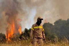 Σε εξέλιξη η πυρκαγιά στα Λευκάκια Αργολίδας