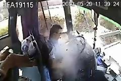Φονικό μέταλλο χτυπά οδηγό λεωφορείου εν κινήσει [Video]