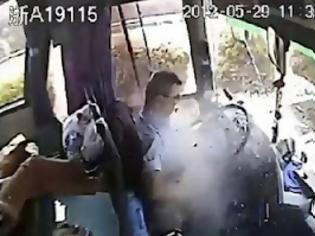 Φωτογραφία για Φονικό μέταλλο χτυπά οδηγό λεωφορείου εν κινήσει [Video]