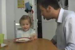 Πατέρας κάνει φάρσα στο κοριτσάκι του! [Video]