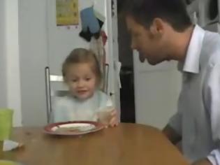 Φωτογραφία για Πατέρας κάνει φάρσα στο κοριτσάκι του! [Video]