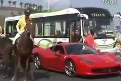 Άλογο έριξε κλοτσιά σε Φεράρι! [Video]