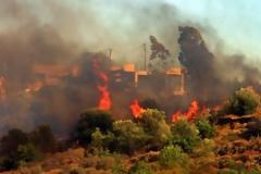Λευκάκια: Σε εξέλιξη η φωτιά