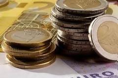 Αυξάνεται το έλλειμα και τα χρέη του κράτους προς τρίτους