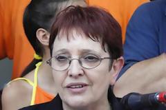 «Γυριστρούλα» η Αλέκα Παπαρήγα στη συναυλία του Λάκη