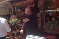 Έπινε καφέ αμέριμνος,του όρμησαν και κρανοφόροι άρχισαν να τον χτυπούν με γκλομπ γιατί νόμισαν πως είναι χρυσαυγίτης!