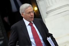 IIF: ΠΑΡΑΙΤΗΘΗΚΕ Ο ΤΣΑΡΛΣ ΝΤΑΛΑΡΑ