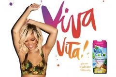 Τι βάζει στο νερό της η Rihanna;