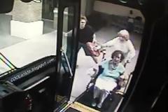 Απίστευτο Βίντεο: Λευκό σκουπίδι ρίχνει κάτω από το καροτσάκι ανάπηρη γυναίκα για να της κλέψει την τσάντα!!!