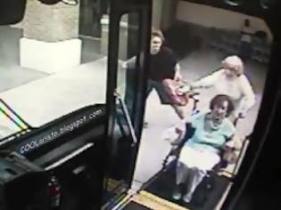 Φωτογραφία για Απίστευτο Βίντεο: Λευκό σκουπίδι ρίχνει κάτω από το καροτσάκι ανάπηρη γυναίκα για να της κλέψει την τσάντα!!!