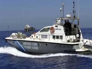 Φωτογραφία για Ανάβυσσος: Βρέθηκε ξύλινο σκάφος με σημαία ΗΠΑ μερικώς βυθισμένο