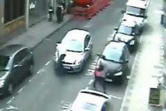 VIDEO: Οδηγός έκανε... βόλτα με έναν πεζό στο καπό!