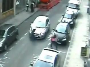 Φωτογραφία για VIDEO: Οδηγός έκανε... βόλτα με έναν πεζό στο καπό!