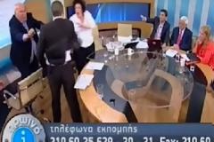 Οπλοφορεί ο Κασιδιάρης στο studio της εκπομπής;