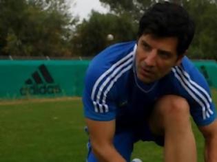 Φωτογραφία για Ο Σάκης Ρουβάς παίζει ποδόσφαιρο με την Εθνική Ελλάδος! [video]
