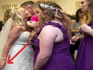 Φωτογραφία για Οι φωτογραφίες αυτού του γάμου έχουν κάνει όλο το διαδίκτυο να λυγίσει. Ο λόγος; Προσέξτε το χέρι της νύφης...