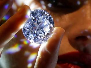 Φωτογραφία για «Το πιο σπάνιο λευκό διαμάντι» βγαίνει στο σφυρί -Αψεγάδιαστο, στο μέγεθος φράουλας [photos]