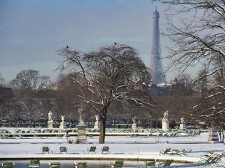 Φωτογραφία για Το χιόνι καλύπτει το Παρίσι - Κλειστός για ακόμα δύο μέρες ο Πύργος του Άιφελ