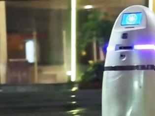Φωτογραφία για Κίνα: Αστυνομικοί - ρομπότ στην υπηρεσία των ταξιδιωτών [video]
