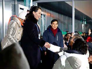 Φωτογραφία για Φωτογραφία για «Νόμπελ Ειρήνης»: Η αδερφή του Κιμ Γιονγκ Ουν χαιρετά τον πρόεδρο της Νότιας Κορέας