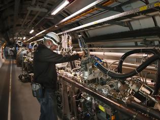 Φωτογραφία για CERN: Στα πρωτόνια μπορεί να κρύβονται παράξενες περιττού αριθμού ενώσεις γλοιονίων