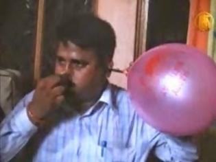 Φωτογραφία για Απίστευτο: Φουσκώνουν μπαλόνια με τα αυτιά... [video]