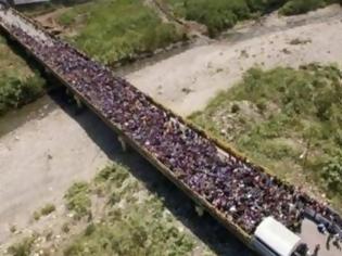 Φωτογραφία για Μαζική έξοδος από τη Βενεζουέλα πριν σφραγίσει η Κολομβία τα σύνορα - Συγκλονιστική εικόνα [Video]