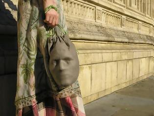 Φωτογραφία για ΤΡΟΜΑΚΤΙΚΟ: Γιατί κουβαλάει τσάντα - ανθρώπινο κεφάλι; [photos]