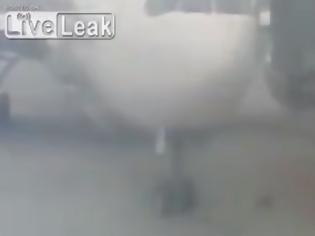 Φωτογραφία για Κινητήρας αεροσκάφους ρουφάει κοντέϊνερ! [video]