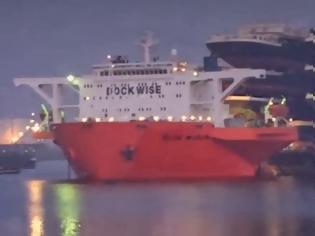 Φωτογραφία για Εικόνες που προκαλούν δέος - Πως μεταφέρονται 13 πλοία που δεν πλέουν στη θάλασσα [video]