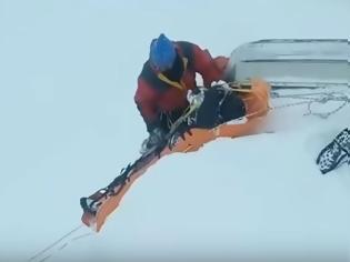 Φωτογραφία για Καϊμακτσαλάν: Η στιγμή που οι διασώστες βρήκαν νεκρούς τους δύο ορειβάτες, θαμμένους στο χιόνι! (ΒΙΝΤΕΟ)