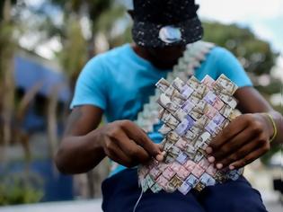 Φωτογραφία για Στη Βενεζουέλα πλέκουν... καλάθια με χαρτονομίσματα λόγω της υποτίμησης