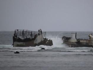 Φωτογραφία για Εγκαταλελειμμένο σκάφος έσπασε στα δύο εν μέσω τυφώνα