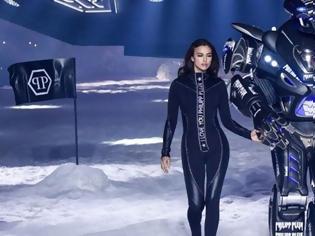 Φωτογραφία για H εμφάνιση της Irina Shayk με ρομπότ στο ανατρεπτικό fashion show του Philipp Plein! #mystylerocks#fashionista #fashionstyle #fashionable #trend #trendy